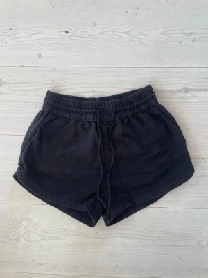 Svarta mjukisshorts - Svarta mjukisshorts med resår i midjan