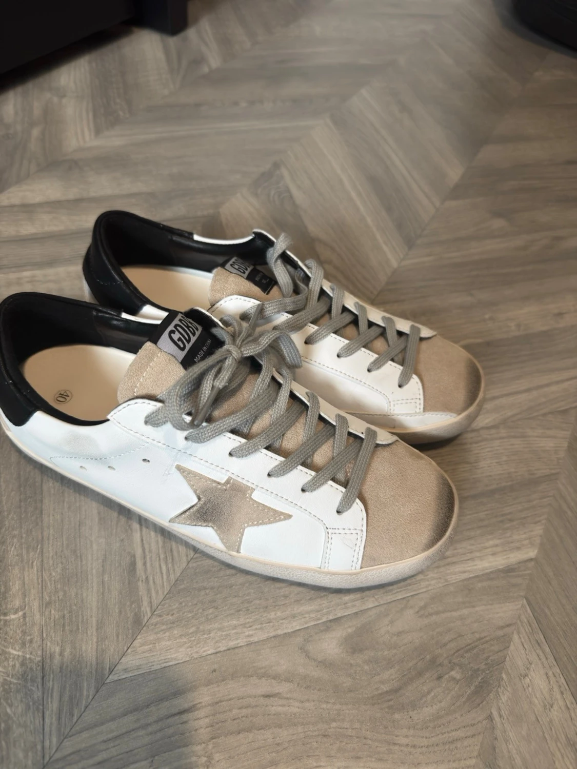  vita och beige sneakers med stjärna - 1