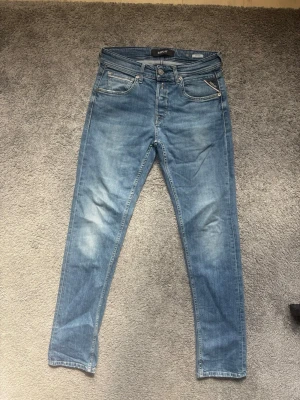 Replay jeans groover straight fit  - Snygga ljusblå replay groover jeans. Storlek 28/32. Bra skick, rimliga prisförslag kan diskuteras vid snabbt köp✅