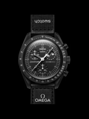 Omega x Swatch Speedmaster MoonSwatch - Snygg svart Omega x Swatch Speedmaster MoonSwatch med kronograf och tachymeter. Klockan har svart textilband med logotyper, rund boett och tydliga vita detaljer på urtavlan. Perfekt för dig som gillar stilrena accessoarer med ikonisk design.