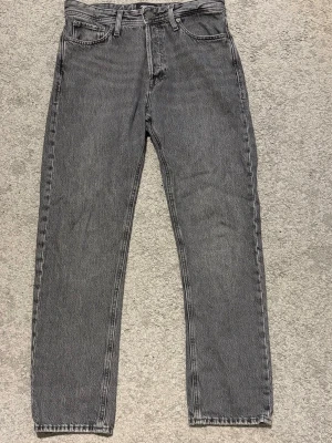 Jack&Jones Gråa Jeans 30/32 - Säljer ett par gråa jeans från Jack&Jones med avslappnad passform, modell Relaxed Chris. Sköna och stilrena jeans. Storlek W30 L32. Hör av dig vid frågor.