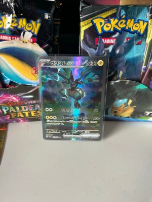 Zekrom EX Pokémonkort japansk - Japanskt Zekrom EX Pokémonkort med holografisk finish och el-typ, HP 230. Kortet har en mörk och blå design med Zekrom i centrum och japansk text. Perfekt för samlare eller Pokémon TCG-spelare som vill utöka sin samling med ett unikt kort.tar även emot trades