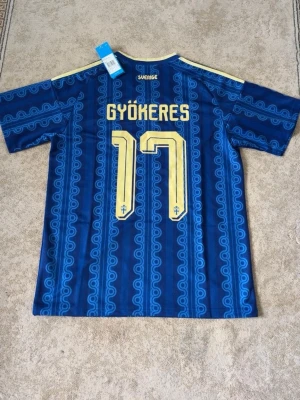 Sverige T-shirt borta VM - Blå Sverige fotbollströja från Adidas    Borta tröja inför VM jätte lågt pris med jätte bra kvalite. Om du är intresserad av fler tröjor checka profilen. Fraktar direkt vid köp! Storlek S