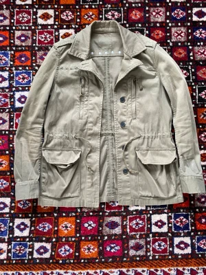 Archive field jacket - Säljer en otroligt snygg och sällsynt archive jacka från okänt märke. Jackan har skitsnygga detaljer och är riktigt fet! Hör av dig vid frågor om jackan osv!