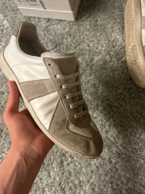 Maison margiela gats  - Säljer dessa gats i fint men använt skick, box och dustbag ingår. Size 42! Skriv vid frågor   Obs priset är lågt av en anledning!