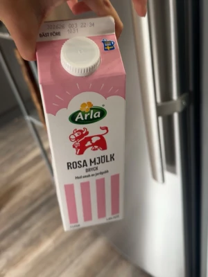 Arla rosa mjölk med jordgubbssmak - En rosa mjölkdryck från Arla med smak av jordgubb. Förpackningen är rosa och vit med ett lekfullt designat ko-tryck och skruvkork. Perfekt för dig som vill testa något annorlunda och gillar jordgubbssmak i din dryck.