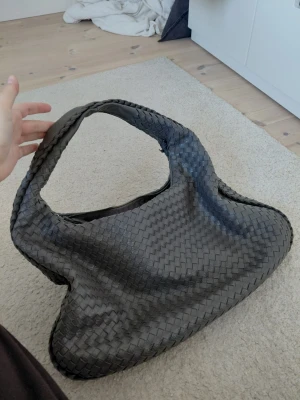 Super fin virkad väska!💓 - Den är lite sliten så därav lägre pris. Skicka dm om du undrar något!☺️ Den är mycket rymlig! 