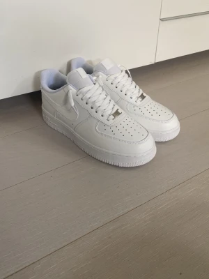 Air Force 1 - Sköna vita sommar skor passar till allt! Modellen heter Nike air force 1s. Säljer eftersom jag inte gillade modellen och hade inte tid till att bestämma mig om att lämna tillbaka dem eller inte så jag säljer här.