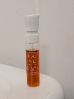 Kayali Marrakesh in a bottle parfymprov 1,5 ml - Kayali Marrakesh In A Bottle Orange Blossom parfymprov ca 1,5 ml, endast testad 1 gång. Perfekt för dig som vill testa en ny, fräsch doft.