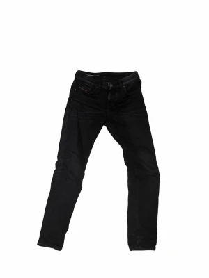 Väldigt mörkblåa disel jeans - Säljer ett par mörk blåa diesel jeans med snygga fades vid knävecken. W 27 L 30. Skriv gärna om du undrar något eller vill ha fler bildet. Nypris 1400kr. Priset kan såklart diskuteras!
