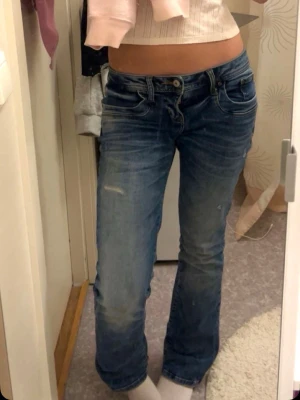 Blå bootcut jeans - Snygga blå bootcut jeans med låg midja och lätt slitna detaljer på benen. Från LTB. Kan diskutera pris 😊