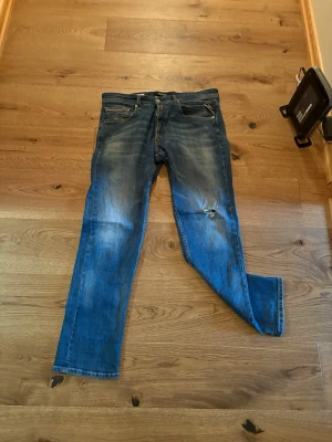 Replay jeans - Säljer ett par snygga replay jeans straight fit      Ny pris är runt 1600kr mitt pris är 250kr 