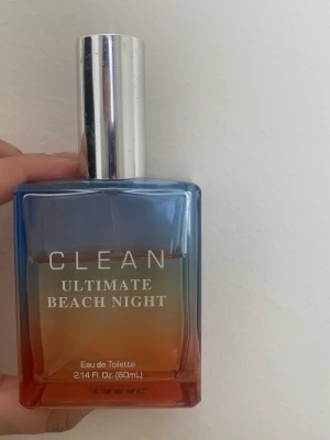 CLEAN Ultimate Beach Night EdT 60ml - Parfym från CLEAN i doften Ultimate Beach Night (limited edition). Cirka 70% kvar i flaskan. Orginalpris - 495kr