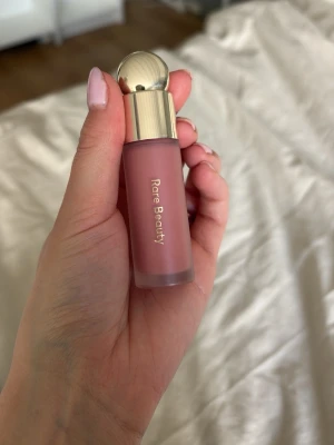 Rare Beauty flytande rouge Hope - Flytande rouge från Rare Beauty i nyansen Hope. Använd några få gånger bara🩷