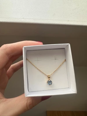 Caroline Svedbom halsband - Helt nytt aldrig använt Caroline Svedbom halsband med en blå sten🩷