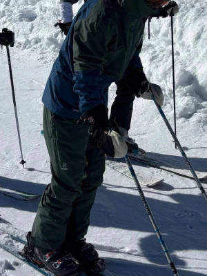 Haglöfs Gore-Tex skidställ M – nyskick (jacka + byxor) - Säljer ett riktigt snyggt och funktionellt skidställ från Haglöfs med Gore-Tex – perfekt för dig som vill ha hög kvalitet i backen.  Setet består av jacka och byxor i en stilren grön/blå färgkombination. Använt få gånger och i nära nyskick.  ✔ Storlek: M ✔ Skick: Nära nyskick ✔ Gore-Tex – vind- & vattentätt ✔ Andas bra och håller dig torr ✔ Perfekt för skidåkning, snowboard och vinteraktiviteter ✔ Bra passform och rörelsefrihet ✔ Flera smarta fickor och detaljer  Nypris för liknande runt 7500+ 