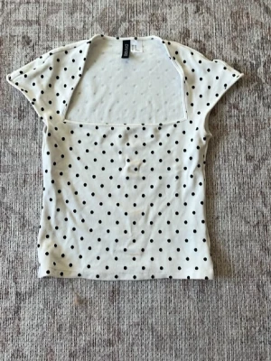 Prickig topp från HM - Supersöt trendig prickig topp från HM.