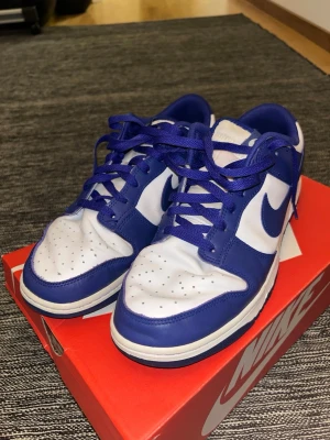 Nike dunks - Blåa Nike dunks bra skick. Knappt använda säljer för dom är för smala för mina fötter