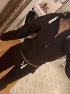 Brunt sett från Gina Tricot  - Mysigt set från Gina, både koftan och byxorna är i strl S, byxorna är även i tall. Inga defekter och pris kan diskuteras.