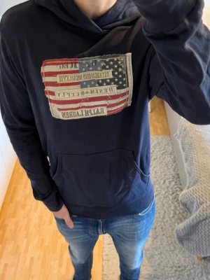 Ralph Lauren Denim & Supply Flagg Hoodie - Ralph Lauren Denim & Supply Flagg Hoodie | Storlek: M, passar dig mellan 180-190 cm | Skick: 8/10, använd men finns inga större defekter | Bara att skriva vid funderingar✍️