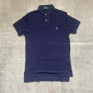 Mörkblå Polo Ralph Lauren pike  - Jag Säljer en fet pike från Polo Ralph Lauren| skicket på tröjan är bra 8/10 | storlek S | ny pris 2000: mitt pris är 349 | skriv vid frågor och funderingar       