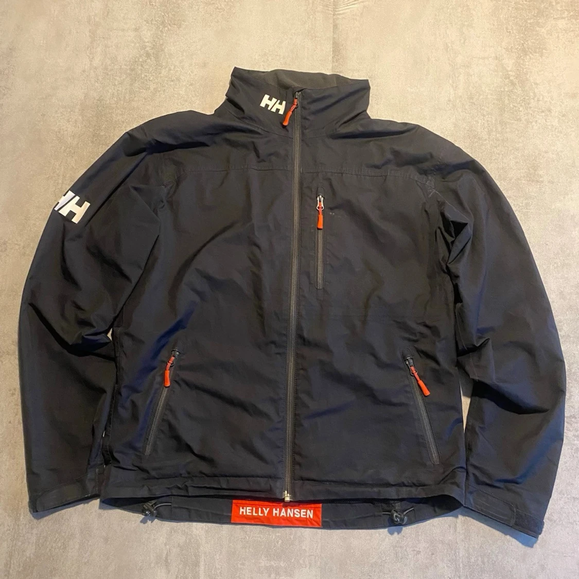 Svart Helly Hansen jacka 