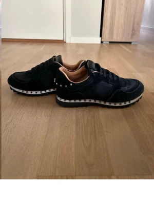 Valentino sneakers med nitar - Säljer dessa valentino rockrunners. Storlek 42. Sjävklart äkta✅Skriv vid extra bilder eller funderingar. Kan gå ner i pris. Mvh KS Collective