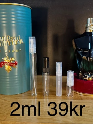 Jean Paul Gaultier le beau le parfum 2ml - Jean Paul Gaultier Le Beau le parfum ✨ En tropisk, söt och fräsch doft med kokos och trä. Känns som semester och lyx.  Väldigt lätt att gilla och sticker ut - unik doft.  ☀️ Passar bäst: vår, sommar  ✨ För dig som vill dofta sommar året runt.  🔥 Rekommenderar bundle – 15+ andra exklusiva parfymer finns.  Priser: 2ml – 39kr 3ml – 55kr 5ml – 69kr 10ml – 119kr  💎 1 ml ≈ ca 20st sprays 
