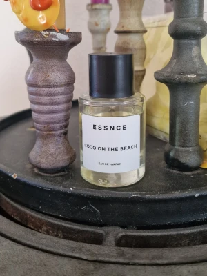 ESSNCE Coco On The Beach parfym -  Parfym från ESSNCE med namnet Coco On The Beach. Doften ger vibbar av sommar och strandliv. Perfekt för dig som gillar lätta, tropiska toner.