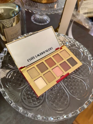 Ögönskuggspalett  - Estee Lauder Nudes Eyeshadow palette Pris 300kr. Helt ny! 