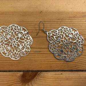 Stora örhängen silver - Vackra stora örhängen i silvrig metall som liknar tårtpapper/mandalas, köpta på H&M ca 2008.