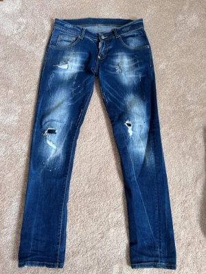 Dsquared jeans  - Dsquared jeans, storlek 44= 103 längd och 44 midja. Skick 9 av 10 använda fåtal gånger. Nypris 4500. Jätte känd modell, säljs billigt för att jag rensar gareroben. Bara att skriva vid frågor eller funderingar, mvh. Pris går att diskutera! 