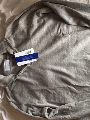 Ljusgrå T-neck tröja från Holebrook - Säljer en ljusgrå T-neck tröja från Holebrook Sweden i storlek medium. Är 190 80kg och M passar bra. Aldrig använd