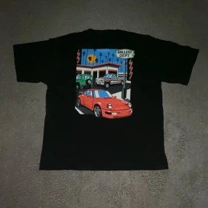 Svart Gallery Dept t-shirt  - Svart t-shirt från Gallery Dept med Fet bil  design där bak. Passar som storlek L,  Oanvänd!!! 