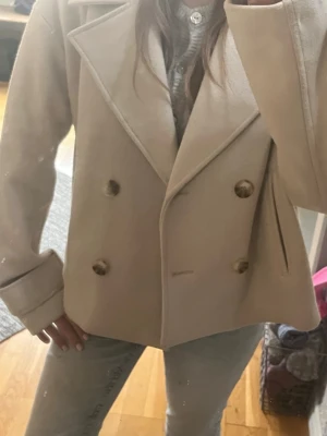 Kappa - Supersnygg kappa ifrån Kappahl. Finns inte att köpa längre på deras hemsida :) Storlek M men passar S också 🫰🏻🫰🏻 Något nopprig, använd några gånger!