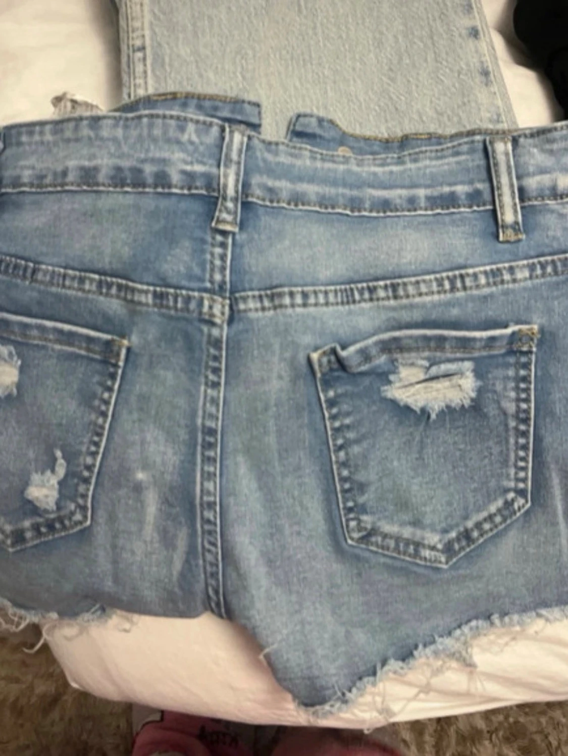 Ljusa slitna jeansshorts med fransar - 1