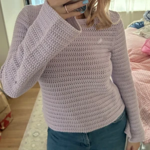 Ljuslila virkad tröja - Säljer en ljuslila virkad tröja med lång ärm och rund hals. Använt en gång så den är i nyskick🩷.