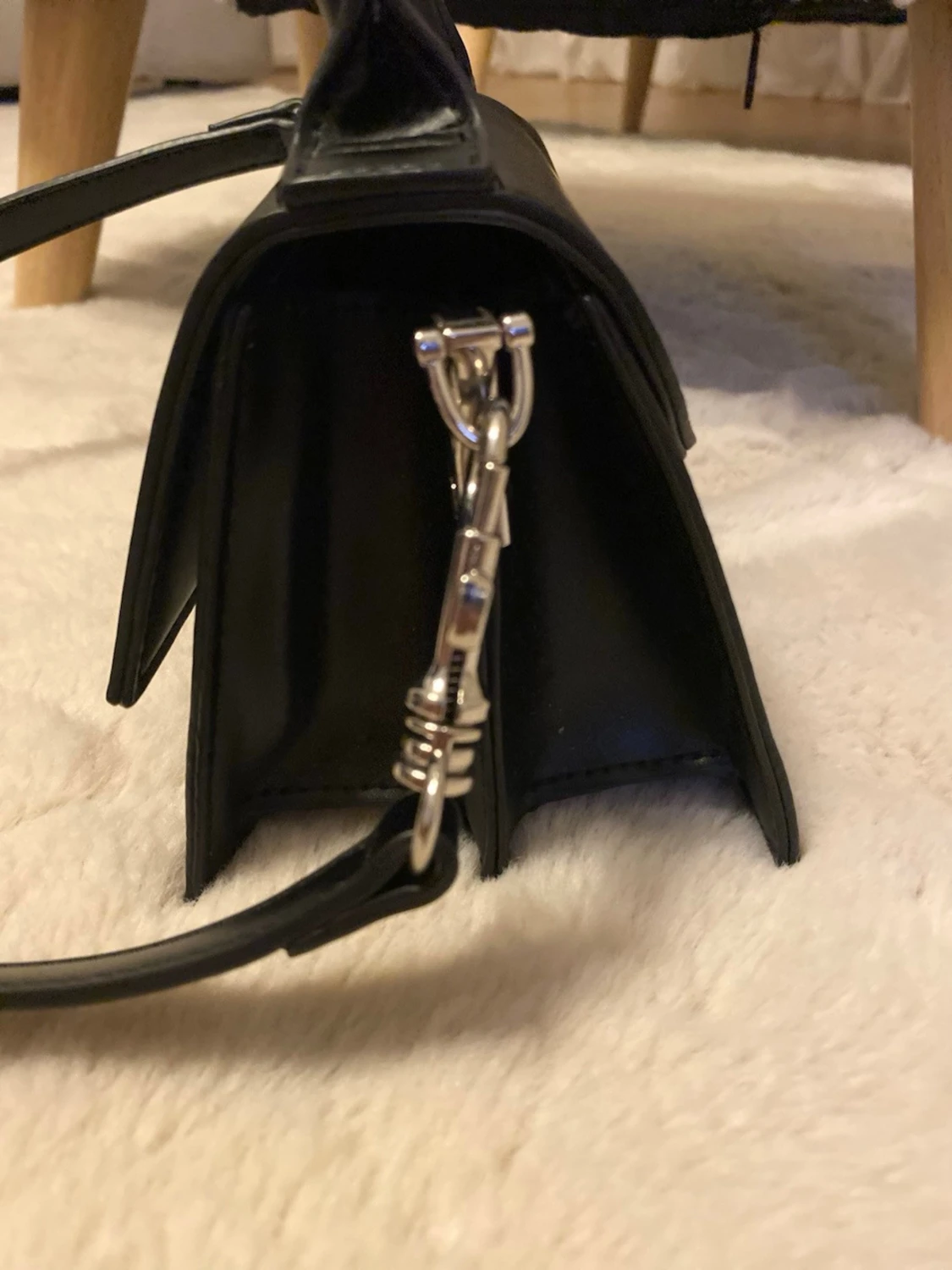 Svart minihandväska i läderlook från NK-AD - 3
