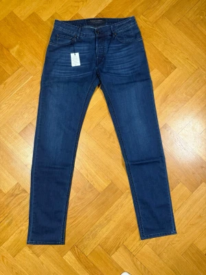 Helt nya Handpicked slimfit jeans - Helt nya Handpicked slimfit jeans i storlek 33 inga fläckar eller skador nypris 3500kr mitt pris 1399 snabb affär 