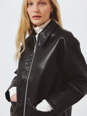 PU-jacka med dragkedjedetalj från nakd  - Skinnjacka från nakd, oversized och väldigt fin, aldrig använd och prislappen sitter kvar💕