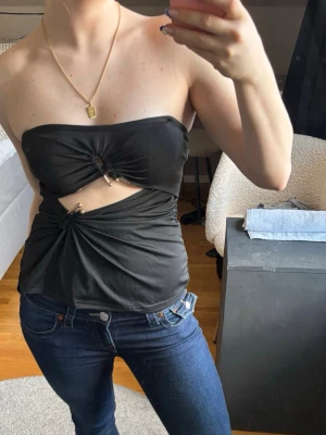 Tubtopp - Cool svart tubtopp med cut-out och två ringdetaljer framtill! Perfekt till festliga tillfällen🖤Priset är diskuterbart vid snabb affär🥰 