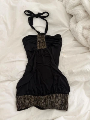 y2k topp - Y2K fest halternecktopp med guld glittriga detaljer. Den är knappt använd! 💕