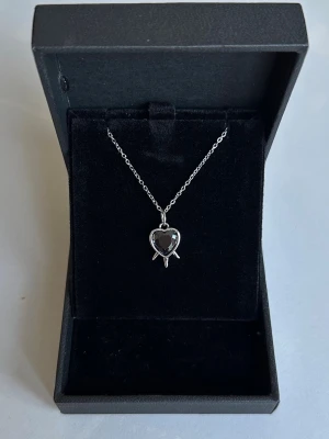 Heart necklace  - The necklace is never used and 100% rust- and nickel-free, and the chain is 40 cm long but can be extended by an additional 5 cm. If you have any questions, feel free to reach out ☺️