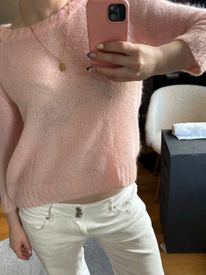 Stickad tröja - Supersöt ljusrosa stickad tröja i mohair!💗 Priset är diskuterbart vid snabb affär🥰 
