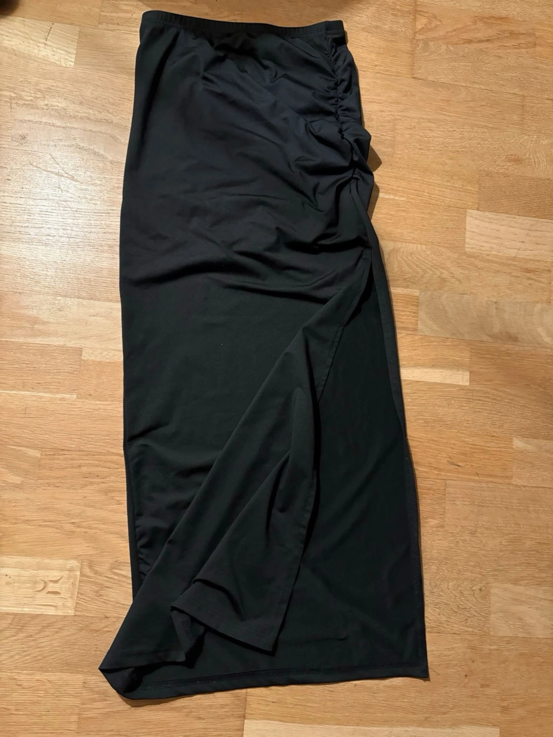 Svart långkjol med slits