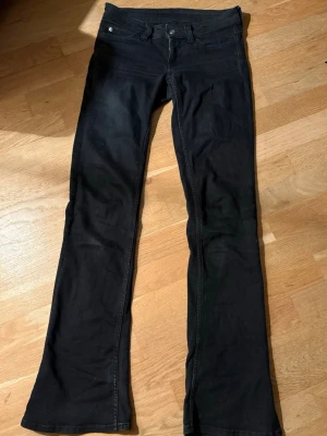 Weekday Svarta bootcut jeans - Jag säljer minna Cheap Monday Booty Bei jeans hos Weekday i storlekarna 34 och 36. Dessa är populära för sin låga midja och utsvängda bootcut-modell