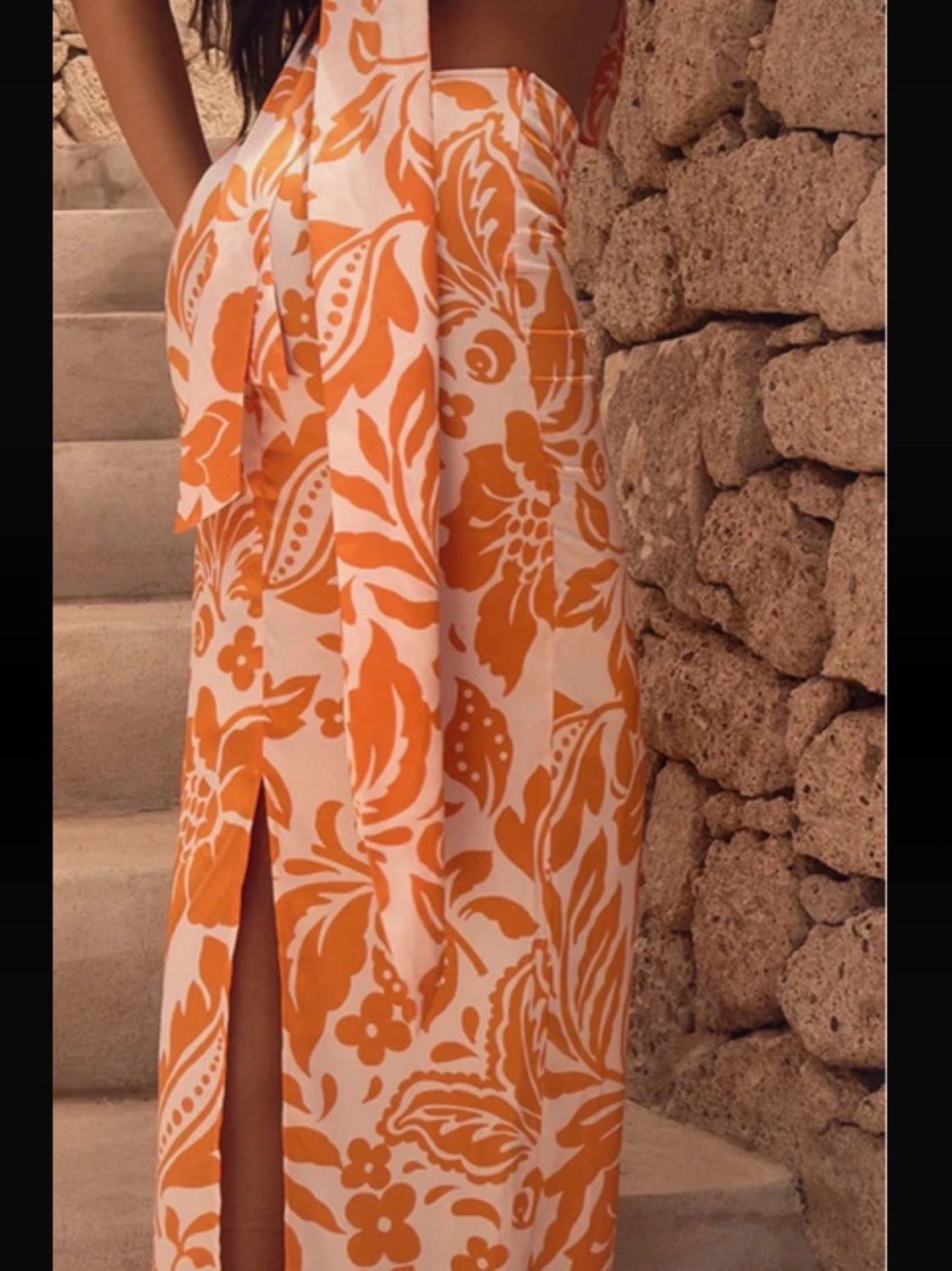 Orangevit halterneckklänning med slits - 1