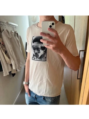 Limitato t shirt storlek M - Beige/vit limitato t shirt med nice tryck på bröstet. Clean med ett par jeans, perfekt för kommande varmare väder