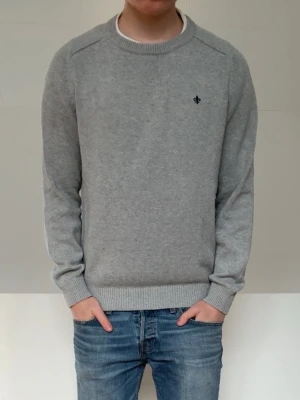 Grå Morris tröja - Säljer en sjukt nice grå Morris tröja! Tröjan är i mycket bra skick utan nåra defekter och är i strl M men sitter som en S! Hör gärna av er vid frågor elr funderingar!!