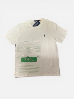 Polo Ralph Lauren T-shirt 👕 - Polo Ralph Lauren T-shirt 👕 *   Färg: Vit ⚪ *   Design: Klassisk design med den ikoniska Polo-hästlogotypen broderad på bröstet. *   Detaljer: Helt ny med etikett och förpackning. *   Storlek: L Passar M 📏 *   Material: Tyg verkar vara bomull. *   Perfekt för: Enkel och stilren vardagslook. En riktig klassiker! ✨  Hashtags: #PoloRalphLauren #Tshirt #NewWithTags #ClassicStyle #Menswear #ForSale #MustHave 💫